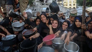 Palestinos desplazados esperan alimentos en un centro de distribución en la ciudad de Gaza, el 14 de julio de 2025. (Foto: Xinhua)
