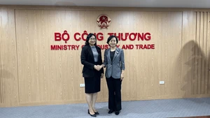 La viceministra de Industria y Comercio de Vietnam, Phan Thi Thang, se reúne con Zhang Min, vicegobernadora de la provincia china de Henan (Foto: VNA)