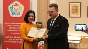 El estudiante del Instituto Estatal de Relaciones Internacionales de Moscú, entrega el libro valioso al Museo Ho Chi Minh (Foto: Nhan Dan)