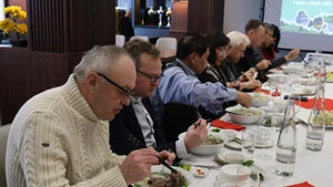 Comensales disfrutan el Pho vietnamita. (Foto: VNA)