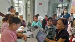 Personas acuden a consulta en el Puesto de Salud de la comuna de Phu Rieng, provincia de Dong Nai. (Foto: VNA)