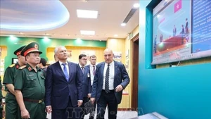 El presidente de la Duma Estatal de Rusia, Vyacheslav Volodin, visita la sala memorial del Centro Tropical Vietnam-Rusia. (Foto: VNA)