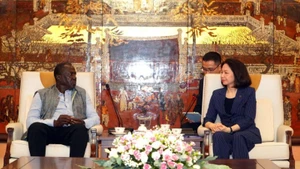 La vicepresidenta del Comité Popular de Hanói, Vu Thu Ha, en la reunión con George O. Abungu, director de Consultoría Patrimonial Okello Abungu y profesor de la Universidad de Mauricio.