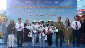 Los primeros viajeros de la nueva ruta directa Manila y la central ciudad de Da Nang (Foto: VNA)