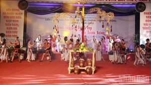 Una actuación artística en el evento.