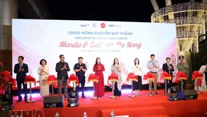 Líderes y delegados de la ciudad de Da Nang en la ceremonia de inauguración de dos nuevas rutas aéreas internacionales desde Manila y Bali a Da Nang. (Foto: VNA)