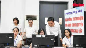 Las autoridades del distrito de Yen Hoa - Hanoi revisan el sistema de tecnología de la información en el primer día de pruebas de la administración local de dos niveles. (Foto: VNA)