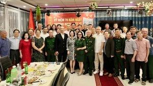Los delegados se toman una foto en el evento. (Foto: Embajada de Vietnam en Hungría)