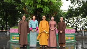 [Foto] Cónyuge del presidente de Vietnam y reina de Bután visitan Pagoda Tran Quoc