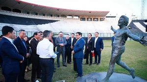 El primer ministro vietnamita Pham Minh Chinh visita el estadio Estádio São Januário. (Foto: VNA)