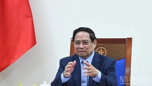El primer ministro de Vietnam, Pham Minh Chinh, mantiene una conversación telefónica con el canciller alemán, Friedrich Merz. (Foto: Nhan Dan)