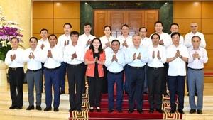 [Foto] Buró Político trabaja con Junta Permanente de Comité del Partido de provincia de Lao Cai