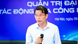 Vu Thanh Mai, vicejefa de la Comisión de Comunicación, Educación y Movilización de Masas del Partido, habla en el seminario.