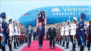 El secretario general del PCV, To Lam, llega a Pyongyang para iniciar su visita de Estado a Corea del Norte y asistir a la ceremonia conmemorativa del 80º aniversario de la fundación del Partido del Trabajo de Corea. (Foto: VNA)