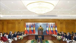 El secretario general del Partido Comunista de Vietnam, To Lam, en una reunión con el presidente de la Asamblea Nacional de Laos, Saysomphone Phomvihane. (Foto: VNA)