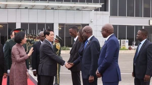 Acto de despedida al presidente de Vietnam, Luong Cuong, y su esposa en el Aeropuerto Internacional Quatro de Fevereiro, en Luanda (Foto: VNA)