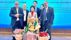 La exvicepresidenta de Vietnam Nguyen Thi Binh, célebre negociadora en los Acuerdos de Paz de París, fue galardonada con el Premio Romesh Chandra por sus significativas contribuciones a la causa de la paz y la solidaridad internacional. (Foto: VNA)