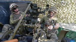 Soldados ucranianos prueban armas en el distrito de Kupyansk. (Foto: Xinhua)