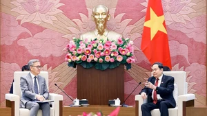 El presidente de la Asamblea Nacional de Vietnam, Tran Thanh Man (derecha), recibe al ministro de Relaciones Exteriores de Laos, Thongsavanh Phomvihane. (Foto: VNA)