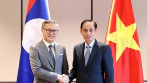 El ministro de Relaciones Exteriores de Vietnam, Le Hoai Trung (derecha), y su homógolo laosiano, Thongsavanh Phomvihane (Foto: VNA)