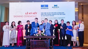 Escena de la ceremonia de firma.