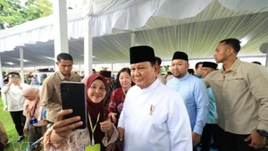 En un gesto de cercanía institucional, el presidente indonesio, Prabowo Subianto, saluda personalmente a los miembros de la comunidad musulmana en el recinto palaciego. (Foto: VNA)