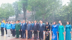 Los líderes de Hanói colocan flores ante el monumento a V. I. Lenin en el barrio de Ba Dinh, Hanói.