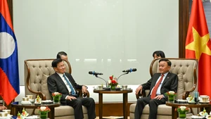 El miembro permanente del Secretariado del Comité Central del Partido Comunista de Vietnam, Tran Cam Tu, y el secretario general del Partido Popular Revolucionario de Laos y presidente del país, Thongloun Sisoulith (Foto: Nhan Dan)