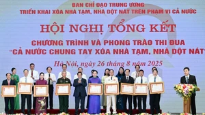 [Foto] Premier vietnamita preside Conferencia para revisar el Programa y el Movimiento de Emulación “Todo el país se une para eliminar viviendas precarias”