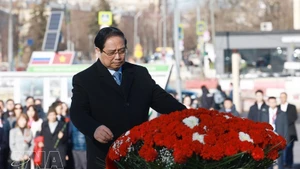 El primer ministro Pham Minh Chinh deposita flores en homenaje al Presidente Ho Chi Minh en el monumento al difunto líder en Moscú la mañana del 23 de marzo. (Foto: VNA)