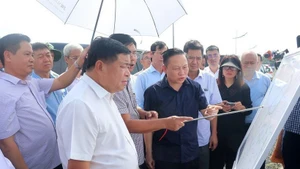 El viceprimer ministro de Vietnam, Nguyen Chi Dung ,supervisa proyectos importantes para la cumbre APEC 2027, priorizando su finalización a tiempo. (Foto: VNA)