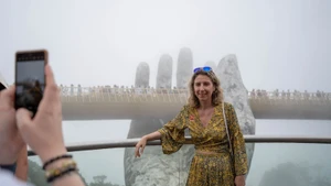 Turistas extranjeros en el puente dorado en Da Nang. (Foto: Sun Group)