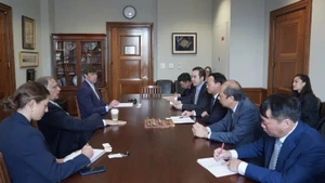 Reunión entre el ministro de Agricultura y Medio Ambiente de Vietnam, Do Duc Duy, y el senador John Boozman, presidente del Comité de Agricultura, Nutrición y Silvicultura del Senado de Estados Unidos (Foto: VNA)