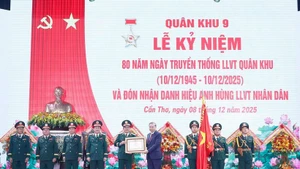 El secretario general del PCV, To Lam, entrega el título de Héroe de las Fuerzas Armadas del Pueblo a la Zona Militar 9. (Foto: VNA)