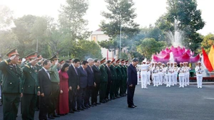 [Foto] Líder partidista vietnamita ofrece inciensos en homenaje a héroes y mártires en Región Militar 9 