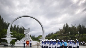 La delegación de trabajo del Comité Estatal sobre Vietnamitas en el Extranjero, el Ministerio de Asuntos Exteriores y el Club Hoang Sa - Truong Sa de Polonia ofreció incienso en el monumento conmemorativo de Gac Ma. (Foto: VNA)
