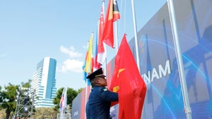 En la ceremonia oficial de izamiento de la bandera de los SEA Games 33 (Foto: VNA)