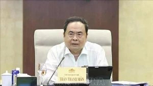 El presidente de la Asamblea Nacional, Tran Thanh Man, pronuncia un discurso en la reunión del Comité Permanente de la Asamblea Nacional (Foto: VNA)