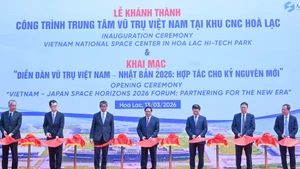 El primer ministro Pham Minh Chinh y su delegación cortaron la cinta para inaugurar el Centro Espacial de Vietnam en el Parque Tecnológico de Hoa Lac. (Foto: Nhan Dan)