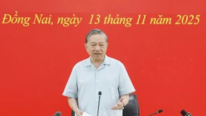 El secretario general del Partido Comunista de Vietnam, To Lam, interviene en la reunión de trabajo (Foto. VNA)