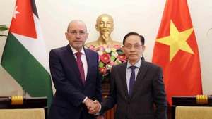 El canciller de Vietnam, Le Hoai Trung (derecha), se reúne con el viceprimer ministro y titular de Asuntos Exteriores y de los Residentes en el Exterior de Jornadia, Ayman Al Safadi (Foto: VNA)