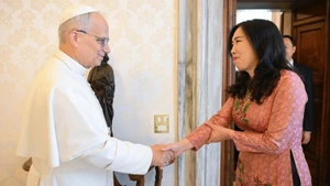 La viceministra de Asuntos Exteriores de Vietnam, Le Thi Thu Hang, y Monseñor Miroslaw Wachowski (Foto: Cancillería vietnamita)