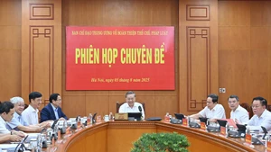 [Foto] Líder partidista vietnamita preside reunión del Comité Directivo Central sobre perfeccionamiento de instituciones y leyes