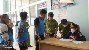 Las autoridades controlan estrictamente la zona del puesto fronterizo internacional de Dinh Ba para prevenir y combatir la entrada y salida ilegal. (Foto: VNA)