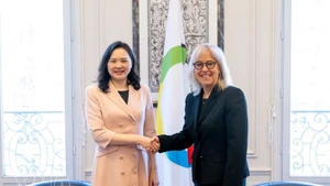 La embajadora de Vietnam Nguyen Thi Van Anh, representante permanente del Presidente del Estado ante el Consejo Permanente de la Francofonía, se reúne con la administradora de la OIF, Caroline St-Hilaire (Foto: VNA)