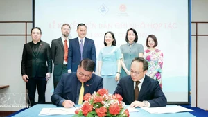 Firma del memorando de entendimiento entre Central Retail Vietnam y Lotte Plaza Market para promover la introducción de productos vietnamitas en la red minorista de esta última en Estados Unidos. (Foto: VNA)