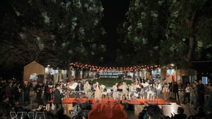 Los asistentes disfrutan de un concierto al aire libre con orquesta en vivo durante la ceremonia de inauguración. (Foto: VNA)