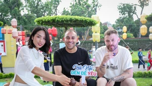 Turistas extranjeros disfrutan del té de loto del Lago Oeste. (Foto: VNA)