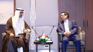 El primer ministro Pham Minh Chinh recibió al jeque Nawaf Saud Al Sabah, vicepresidente del Consejo de Administración y director ejecutivo de la Corporación Nacional de Petróleo de Kuwait. (Foto: VNA)