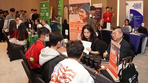 Los estudiantes interactúan con representantes de las principales escuelas australianas. (Foto: Embajada de Australia en Vietnam)